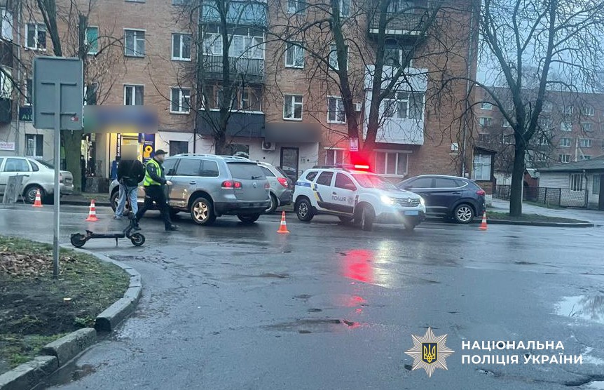 позашляховик та поліцейська машина посеред проїзної частини дороги