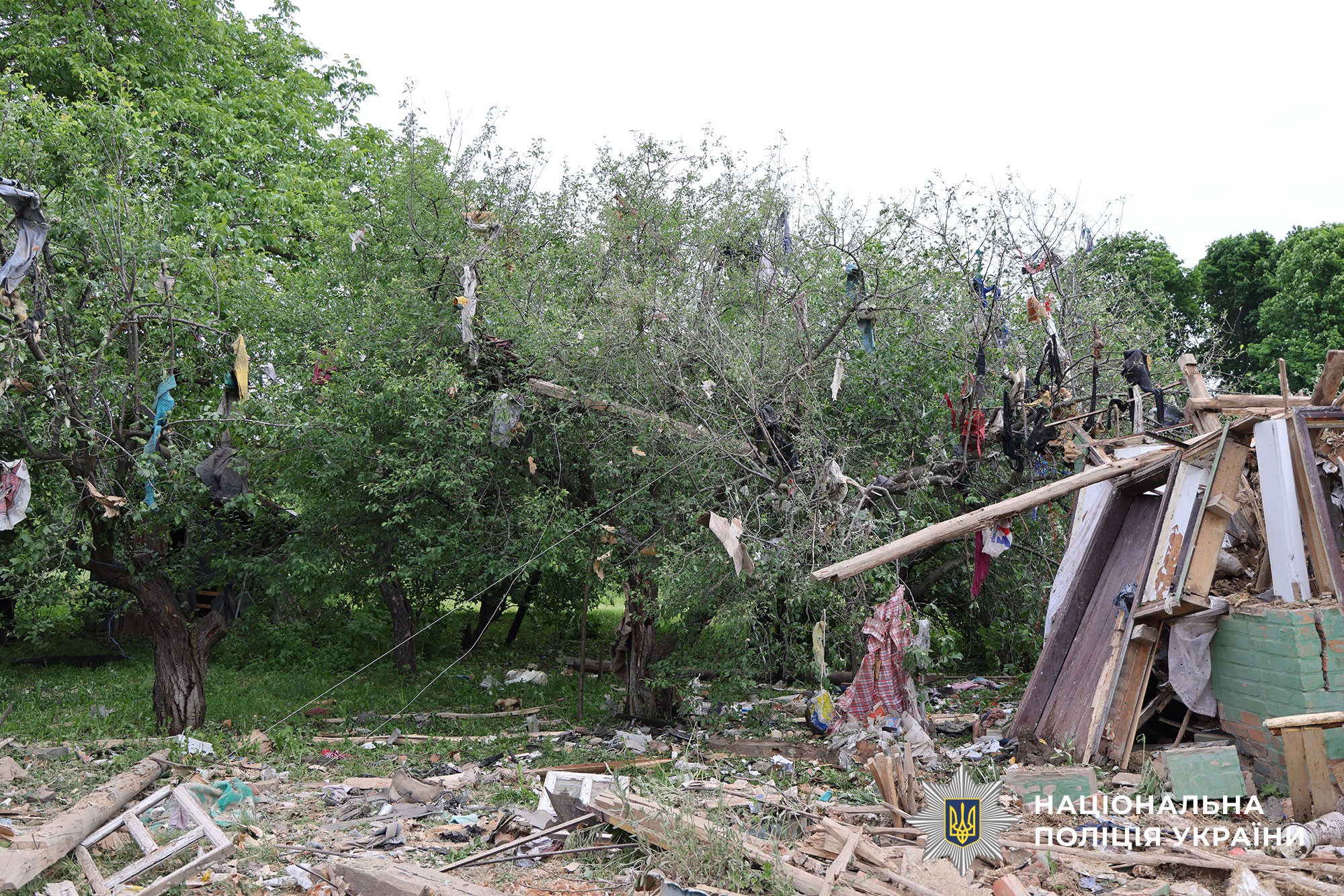 Травмована людина та повністю зруйнований будинок: поліція та СБУ документують наслідки воєнного злочину росіян