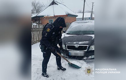 Поліцейські допомагають водіям на дорозі
