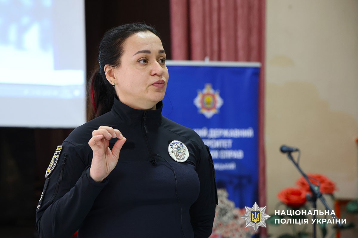 Поліцейські та курсанти проводять лекцію для дітей