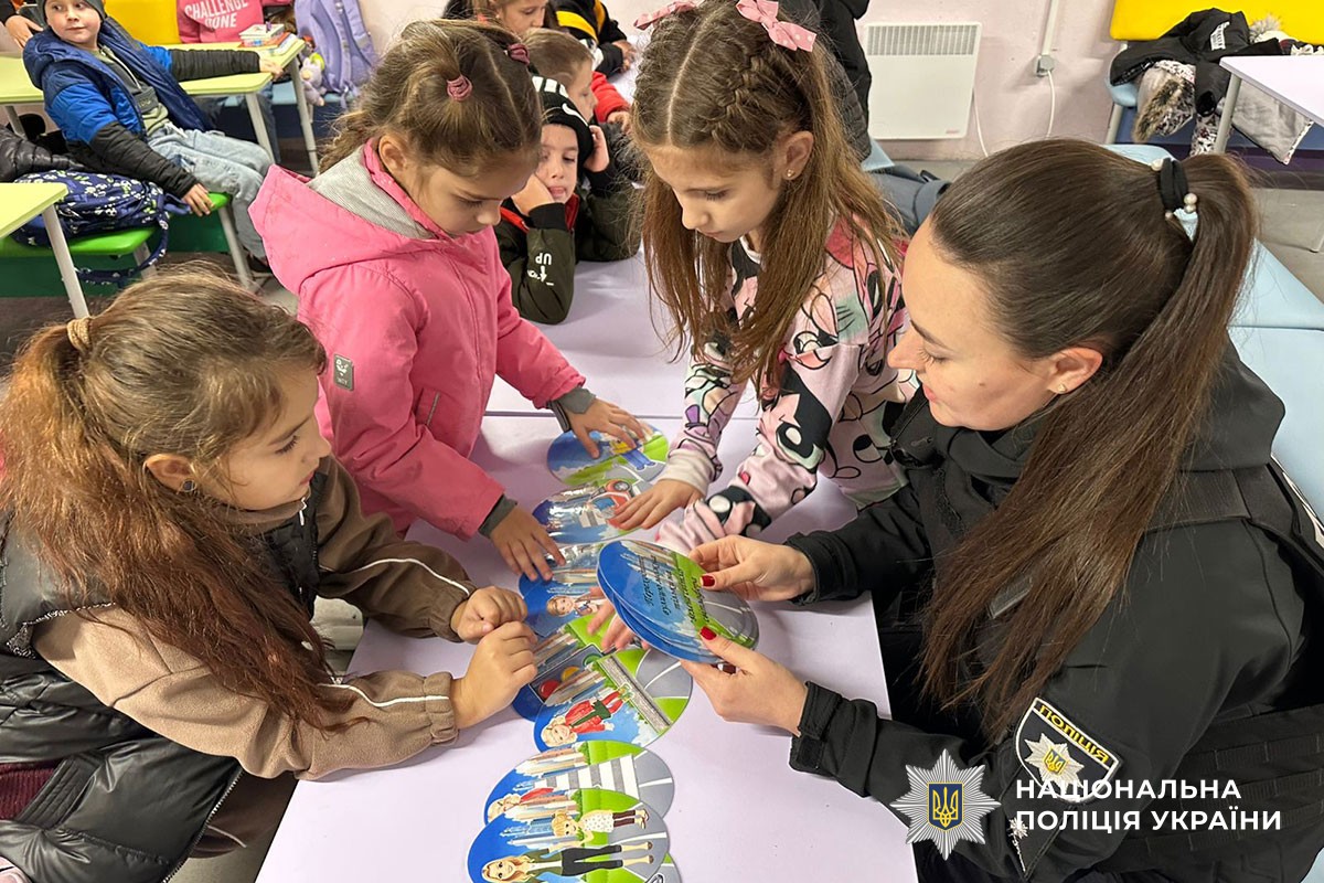 Поліцейська проводить урок з безпеки дорожнього руху для дітей