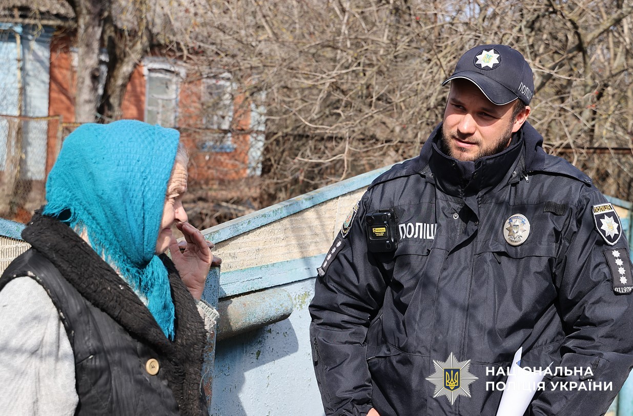 Інспектор спілкується із громадянами