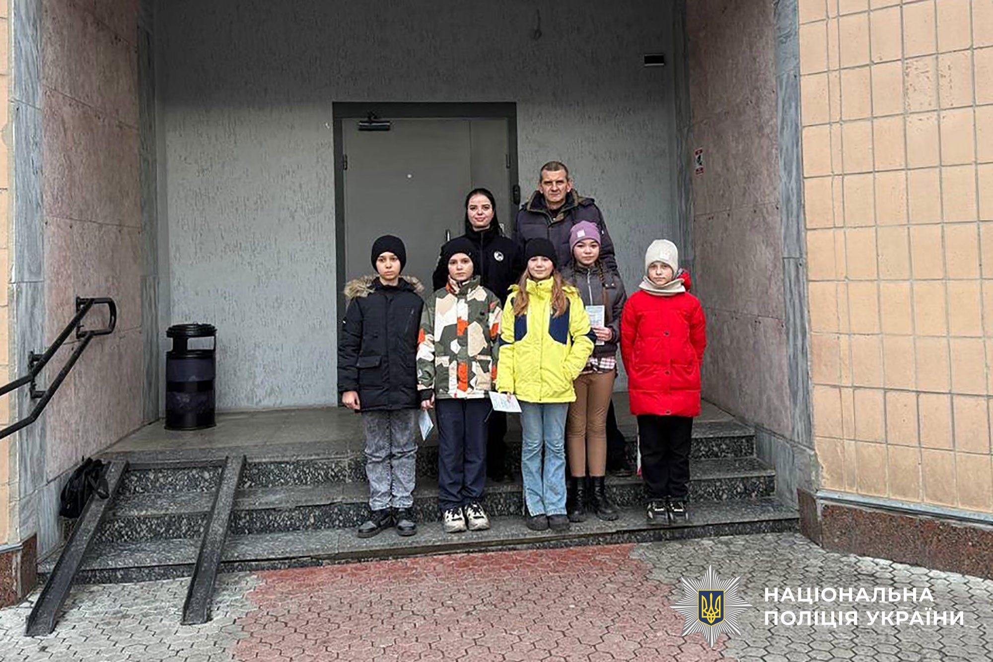 спільне фото біля входу в адмінбудівлю