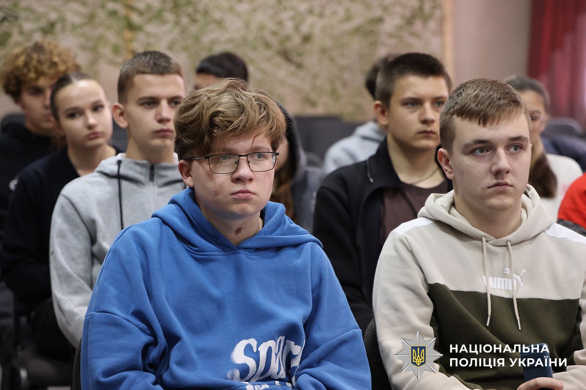 учні на лекції