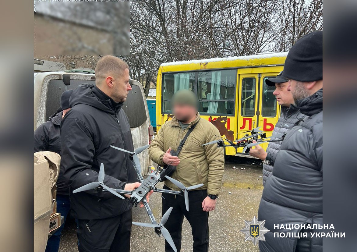 Сергій Рекун демонструє безпілотники