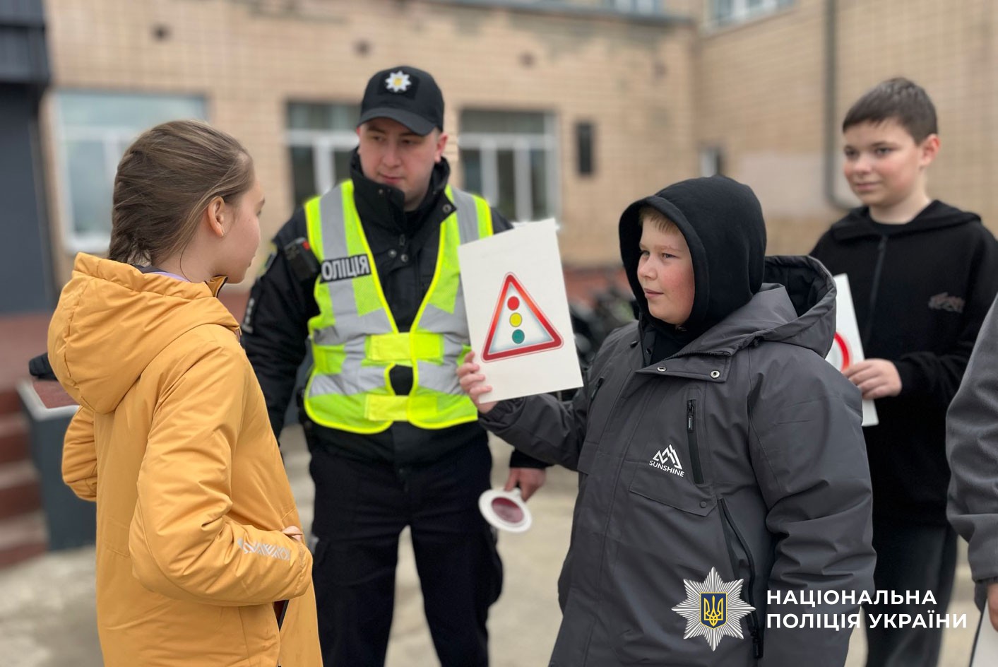 поліцейький проводить урок безпеки