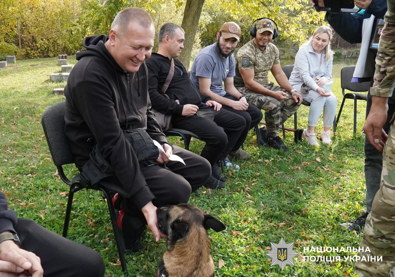 прикордонник гладять собаку під кас каністерапії