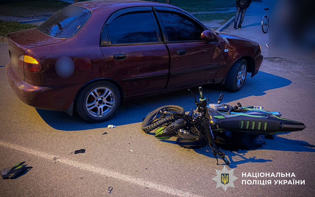 У Кременчуці поліція встановлює обставини ДТП, в якій травмовано неповнолітнього мотоцикліста