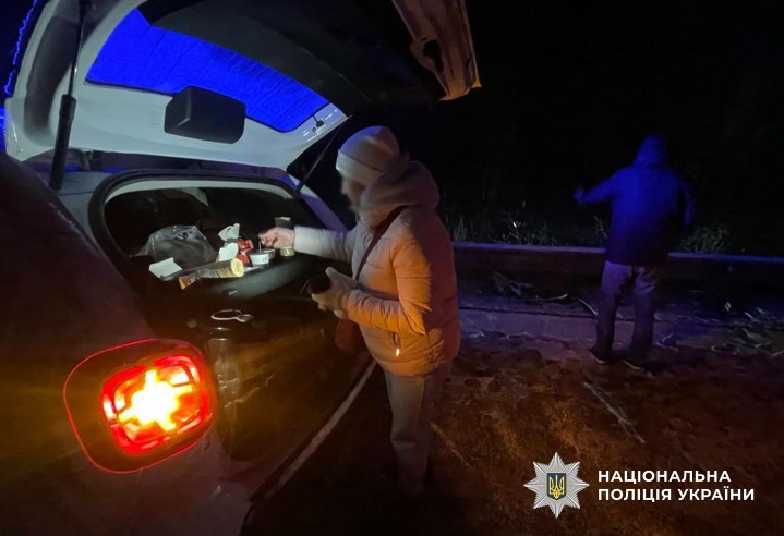 На Полтавщині поліцейські організували «мобільний пункт обігріву» для людей, які опинилися в заторі під час негоди