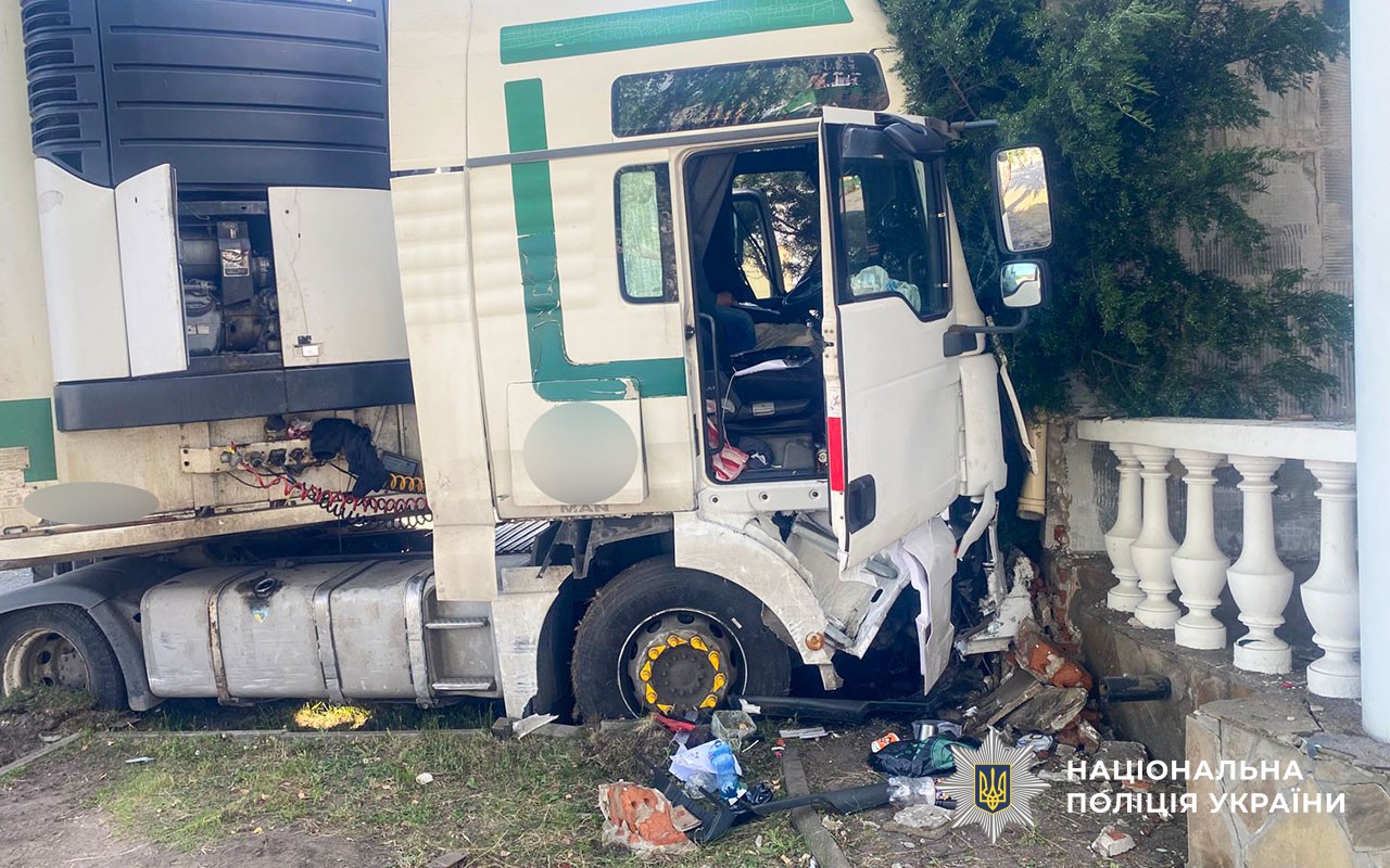 Поліція Полтави встановлює обставини ДТП за участю трьох легковиків та двох вантажівок