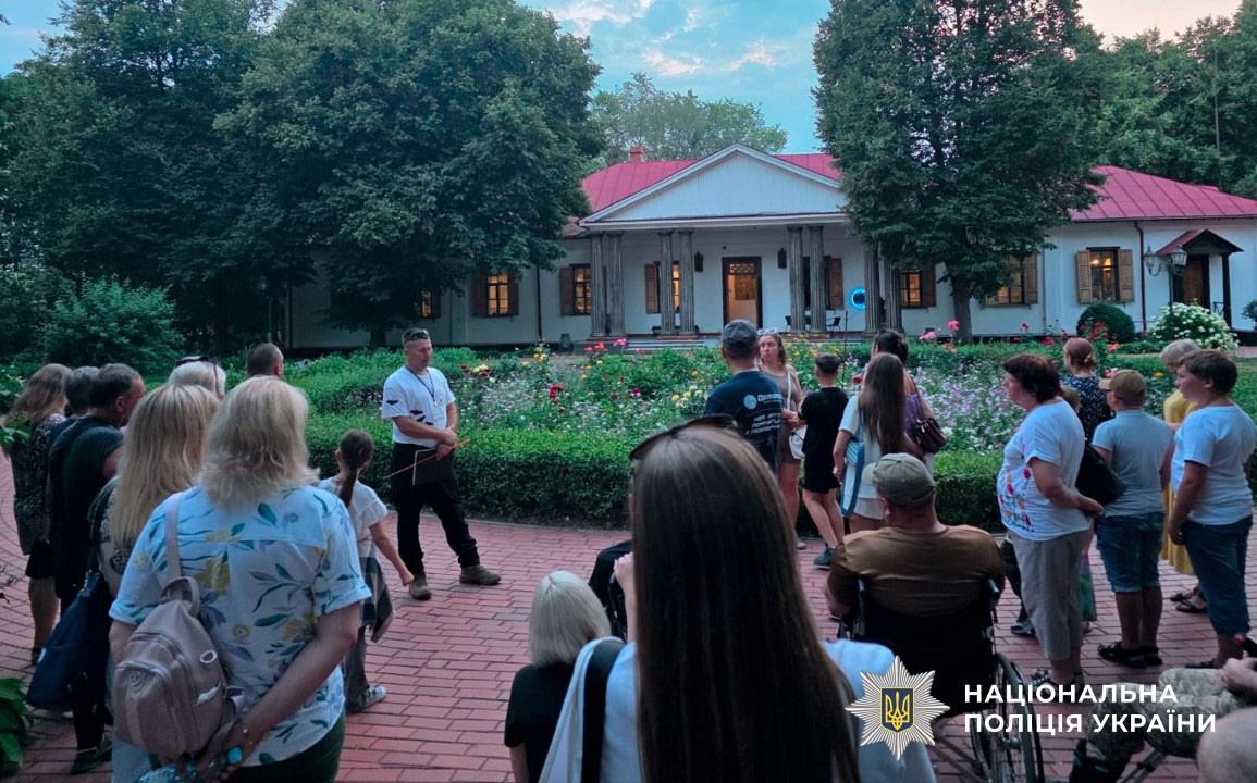 Ветерани та родини полеглих захисників відкрили для себе музей Гоголя після заходу сонця