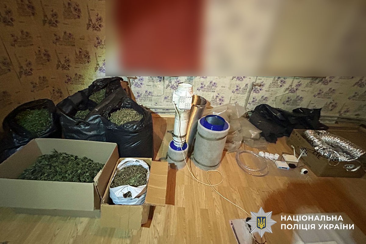 На Полтавщині поліцейські затримали групу осіб, які збували наркотики в особливо великих розмірах