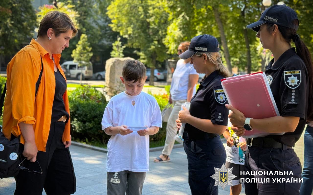 Світловідбивачі, шоломи та уважність: у Кременчуці поліцейські нагадали громадянам правила, які рятують життя