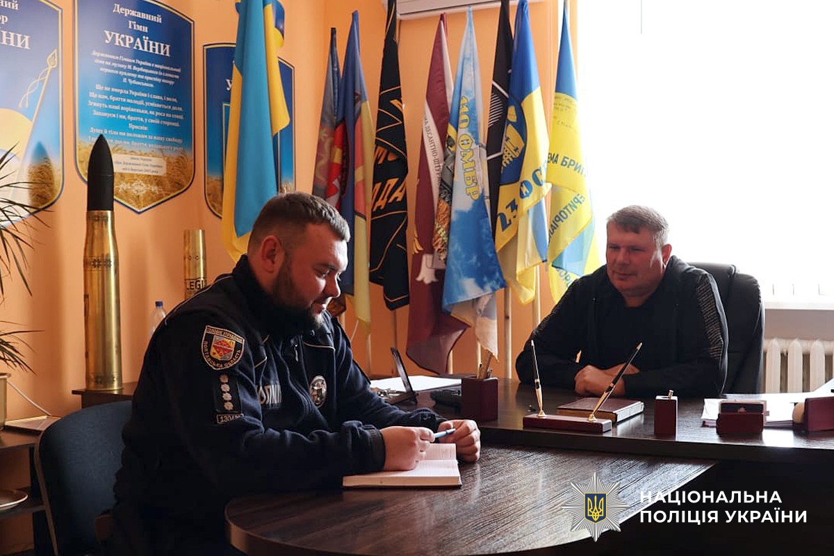 Представники місцевого самоврядування та поліцейські обговрюють план дій у разі надзвичайних ситуацій