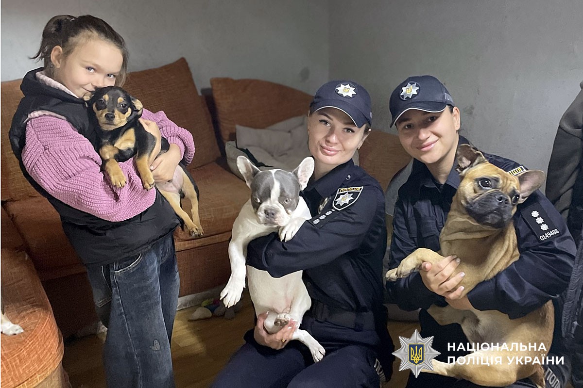 Поліцейські та діти відвідали притулок для собак