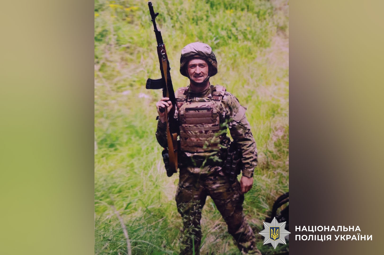 Тарас  у бойовій амуніції з автоматом