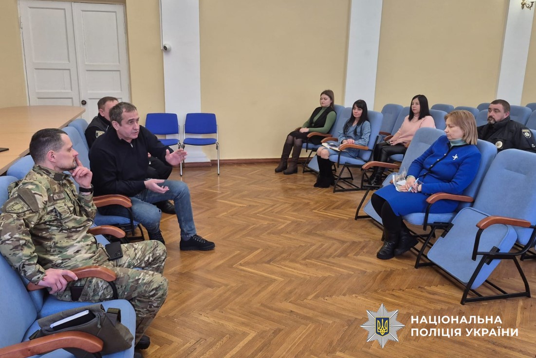 Вячеслав Ясько спілкується з ветеранами