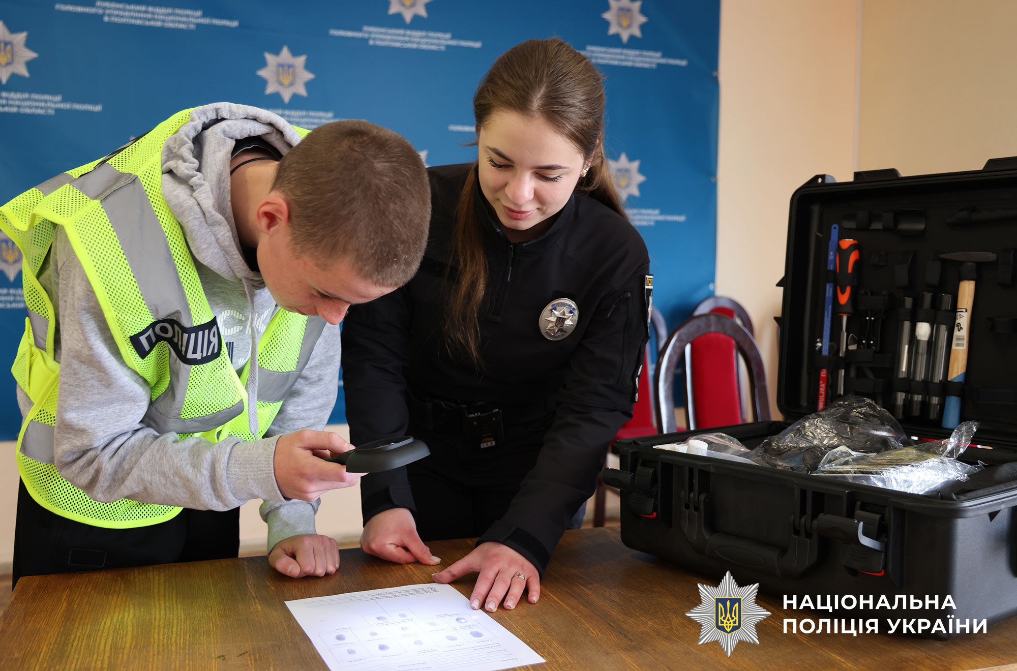 поліцейський знайомить дітей зі своєю професією