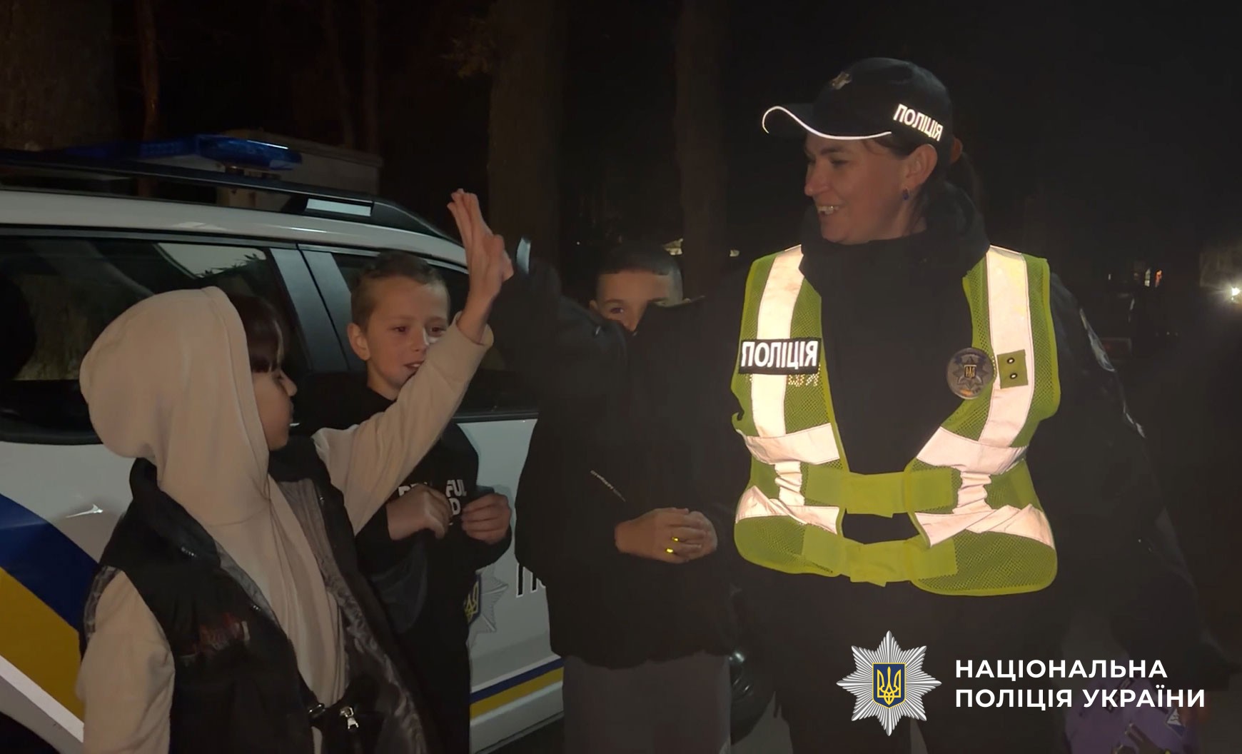 поліцейська вручає флікер дитині