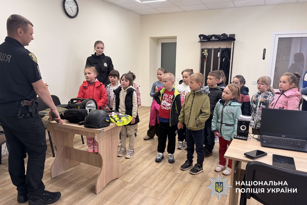 Поліцейські Полтавщини провели пізнавальну екскурсію для дітей