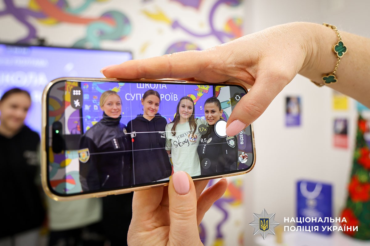 Ювенальні поліцейські провідали пацієнтів лікарні 