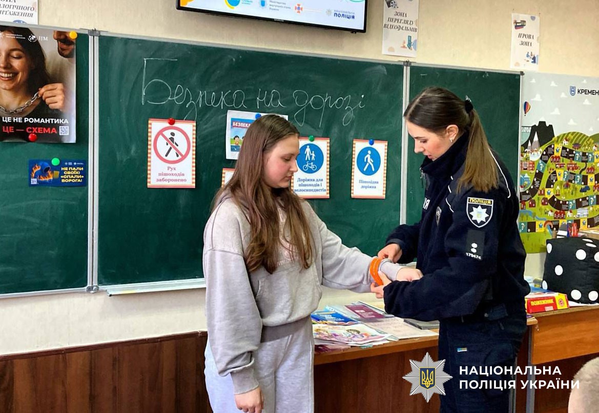 Поліцейська проводить урок з безпеки дорожнього руху для дітей