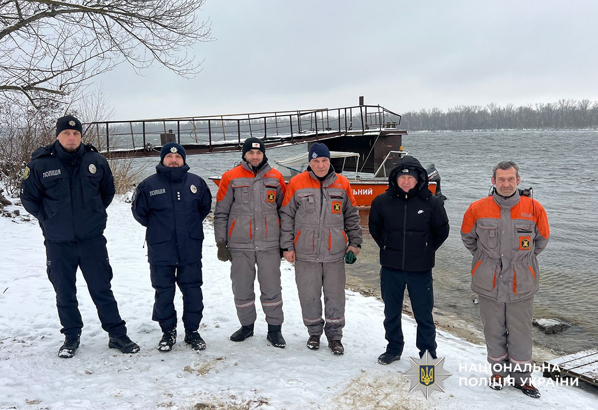 Поліцейські та рятувальники слідкують за безпекою громадян на Водохреще