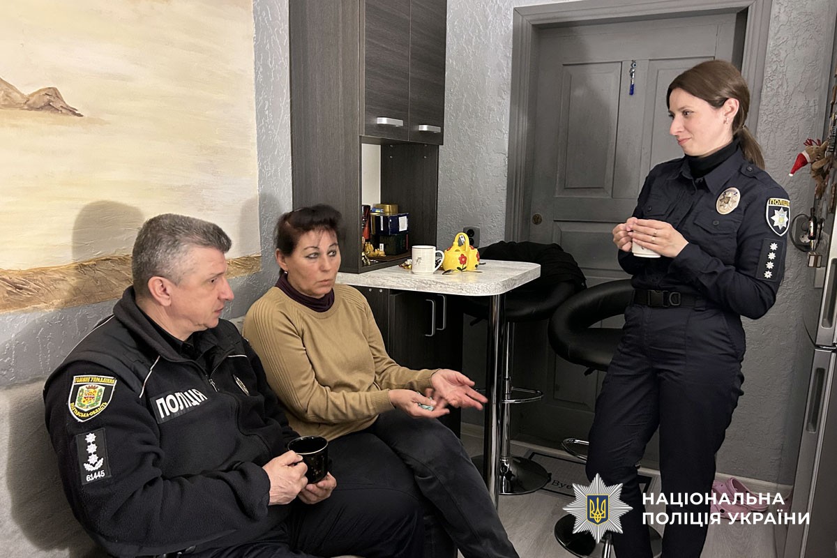 поліцейські спілкуються з родинами 