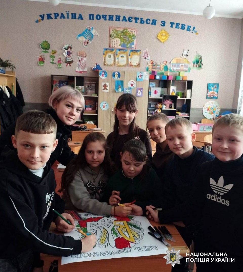 Поліцейські проводять патрітичний урок