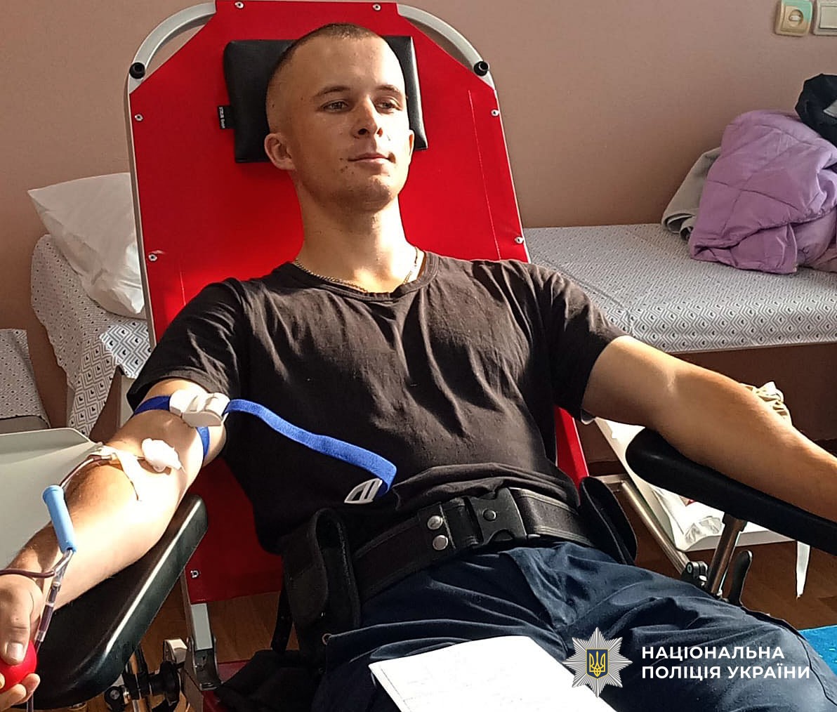 поліцейський здає кров