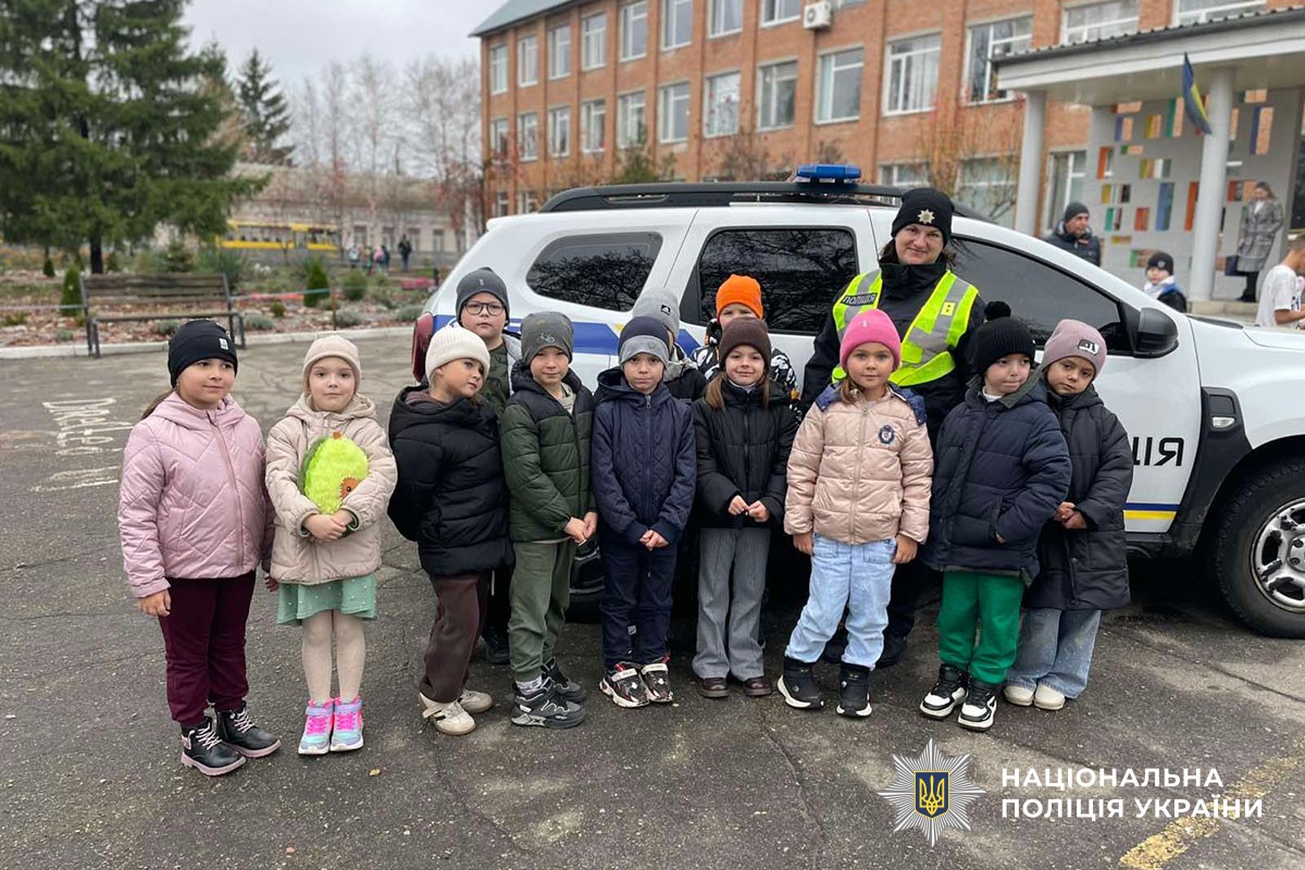 Поліцейська проводить урок з безпеки дорожнього руху для дітей