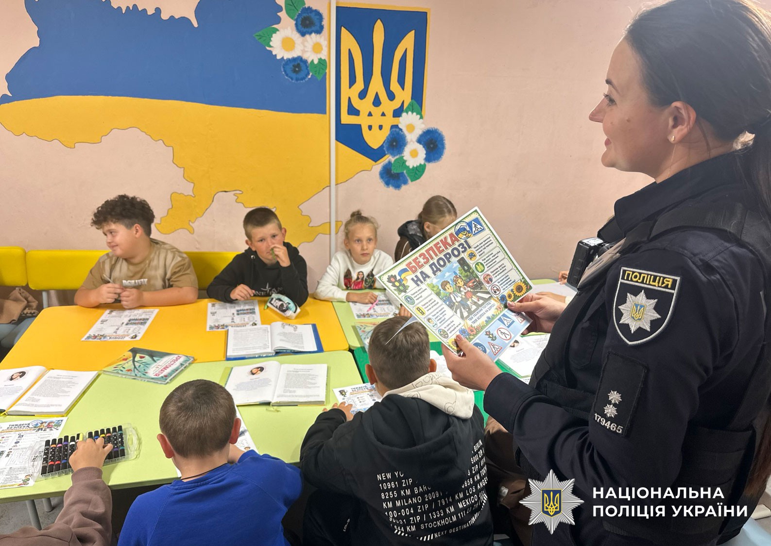 Офіцери служби освітньої безпеки поліції Полтавщини провели для учнів інтерактивні заняття з правил дорожнього руху. Головну увагу поліцейські приділили безпеці дітей у сутінках, коли вони повертаються додому зі школи чи вечірніх гуртків.