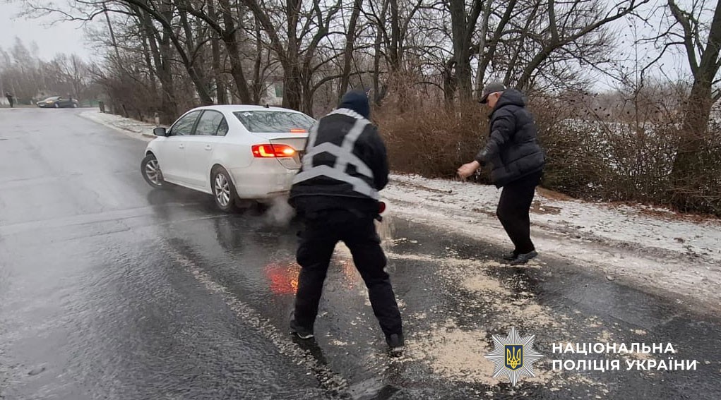 Поліція допомагає водіям на дорогах