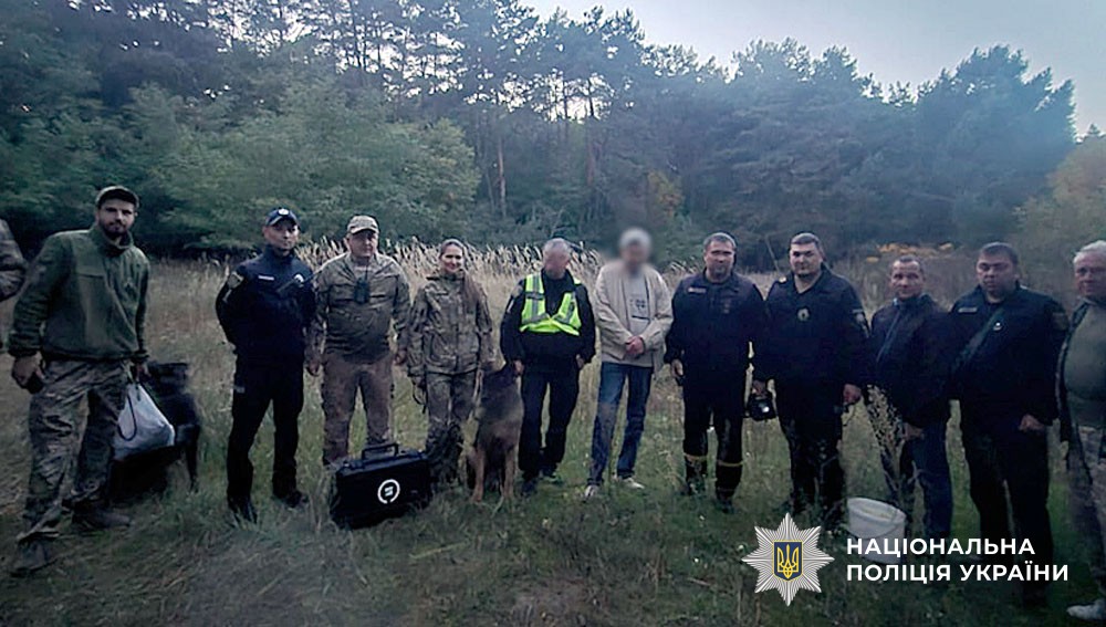 поліцейські знайшли людину, яка заблукала в лісі 