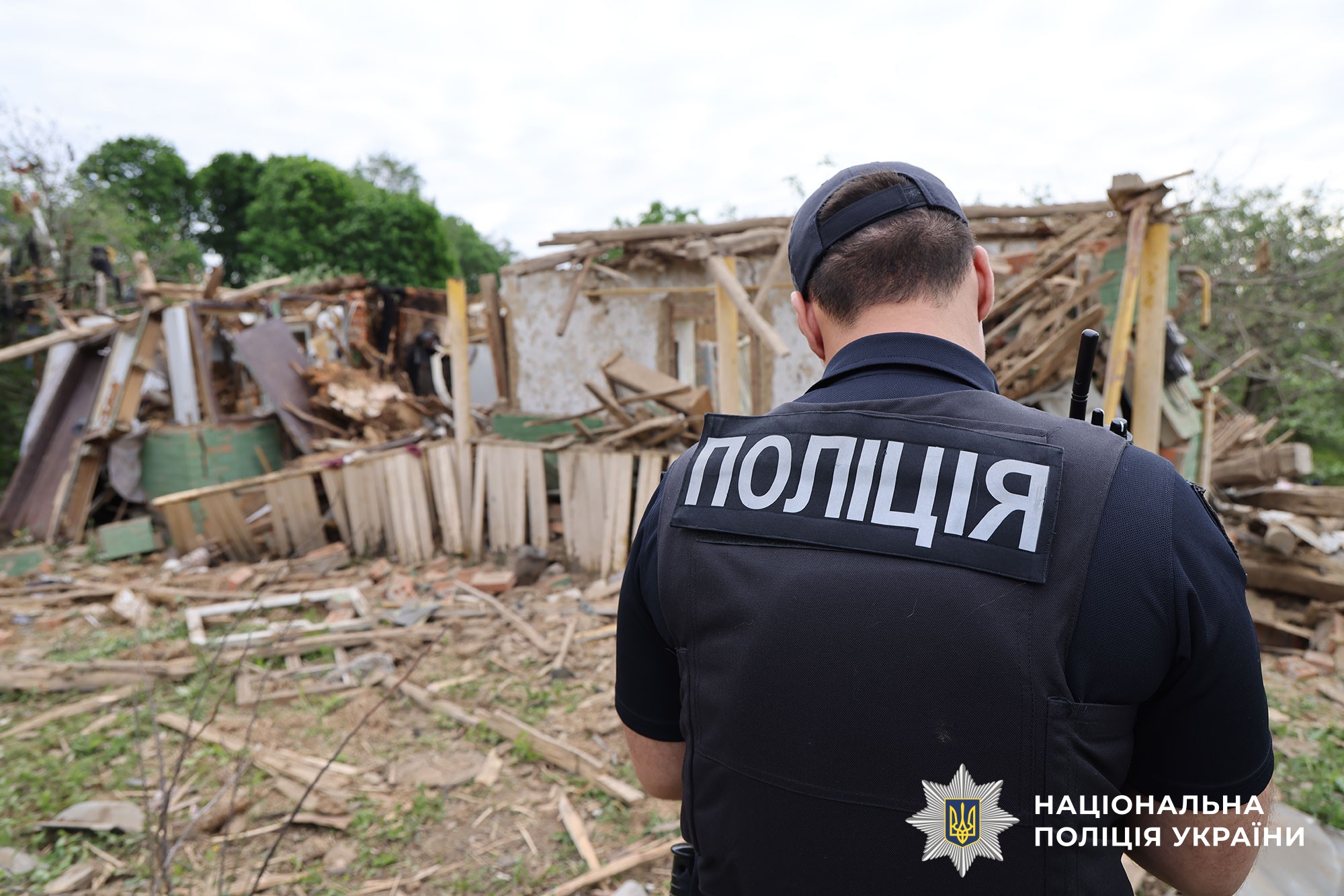 Травмована людина та повністю зруйнований будинок: поліція та СБУ документують наслідки воєнного злочину росіян