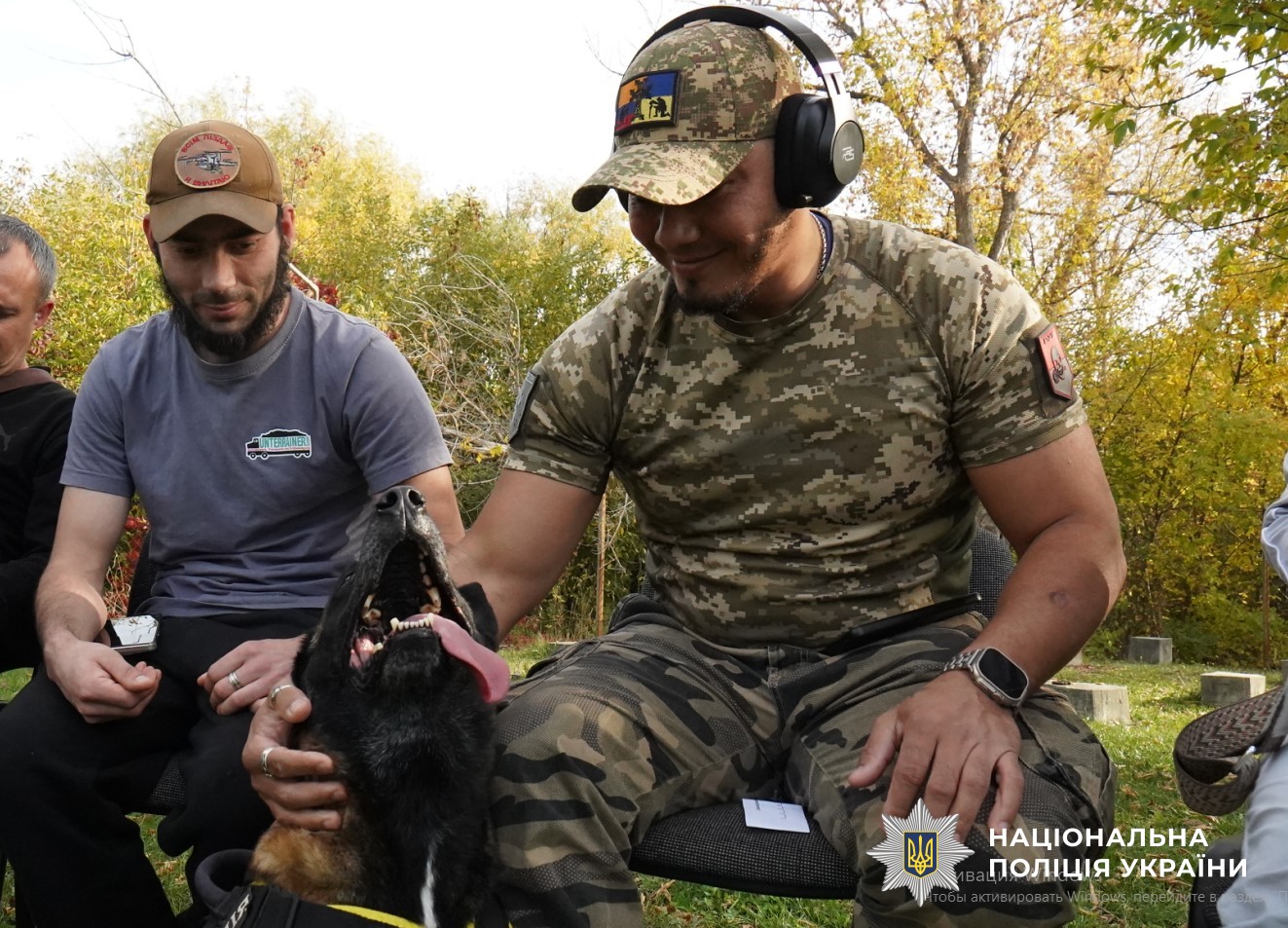 прикордонник гладять собаку під кас каністерапії