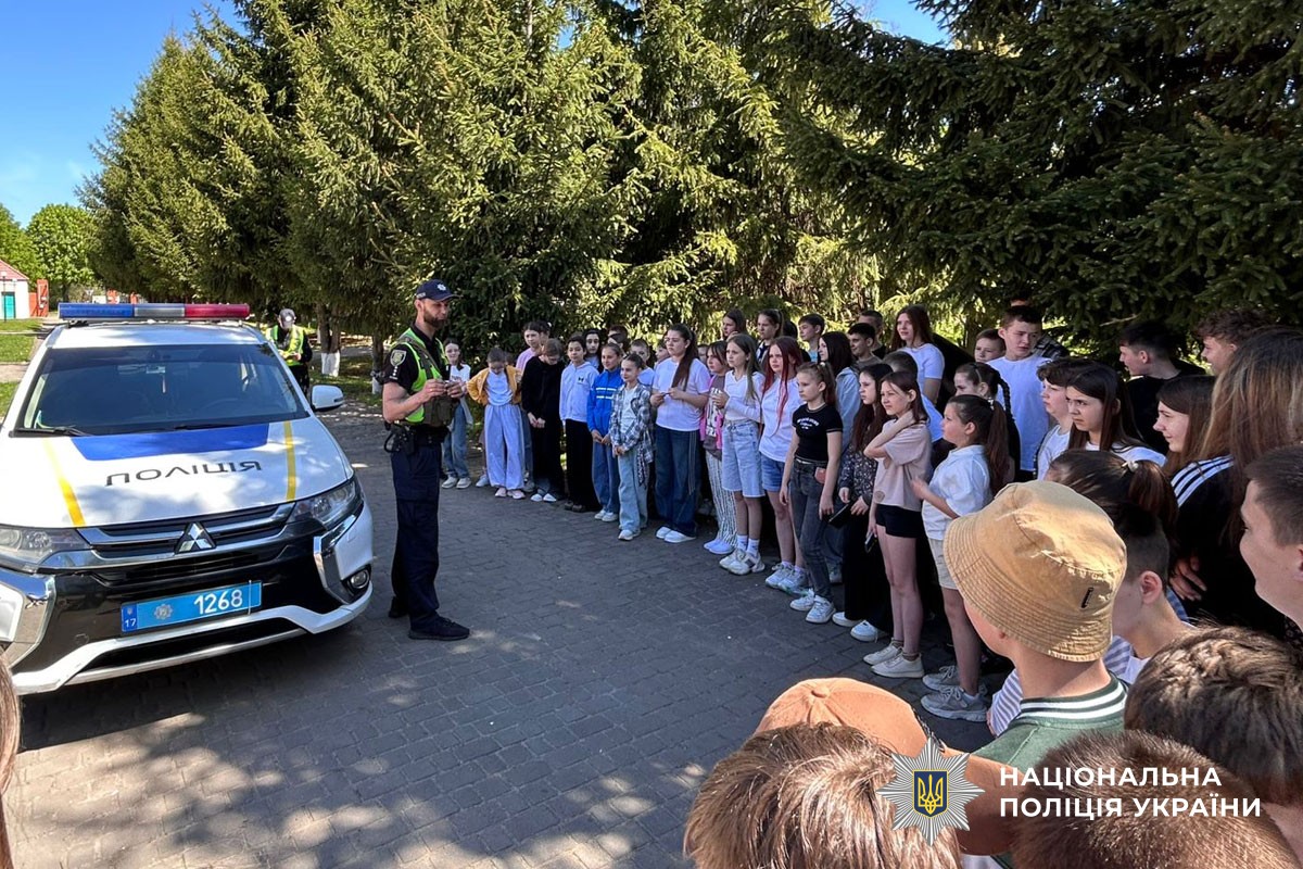 Інспектор спілкується із дітьми