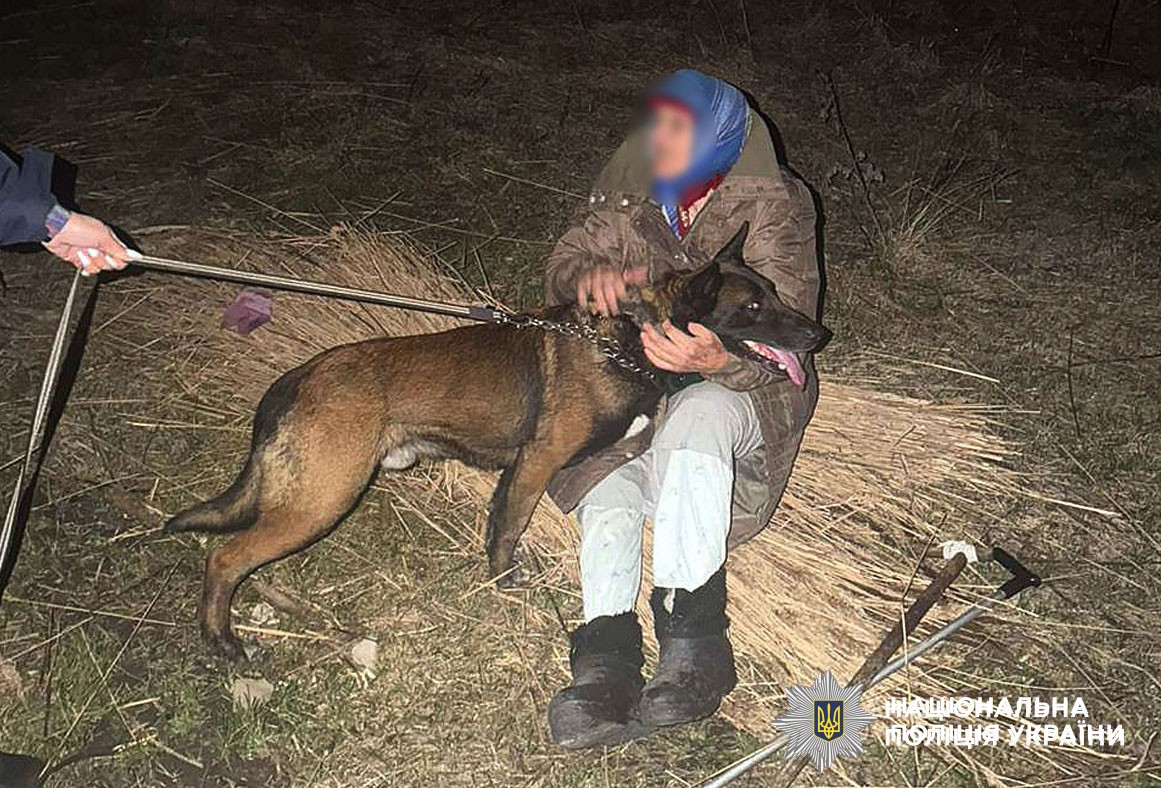 кінолог зі службовою собакою