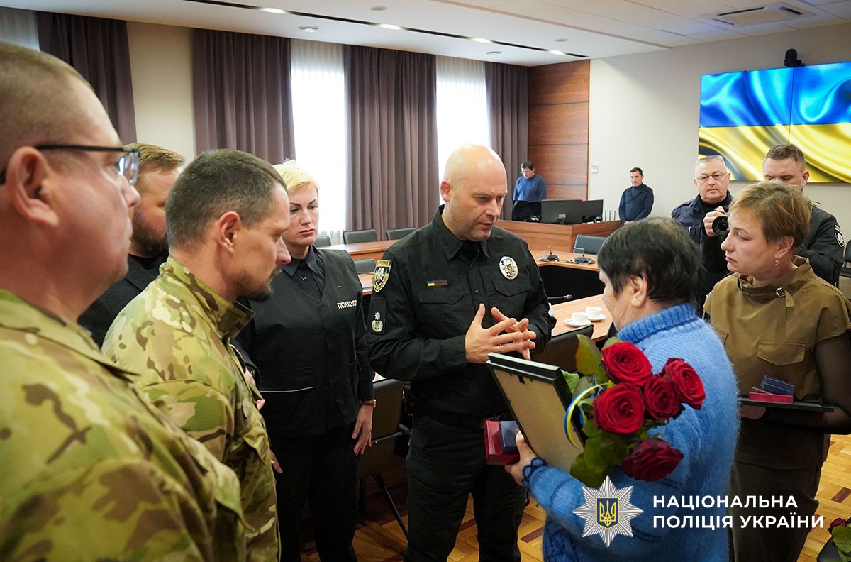 Євген Рогачов спілкується з матерями загиблих бійців
