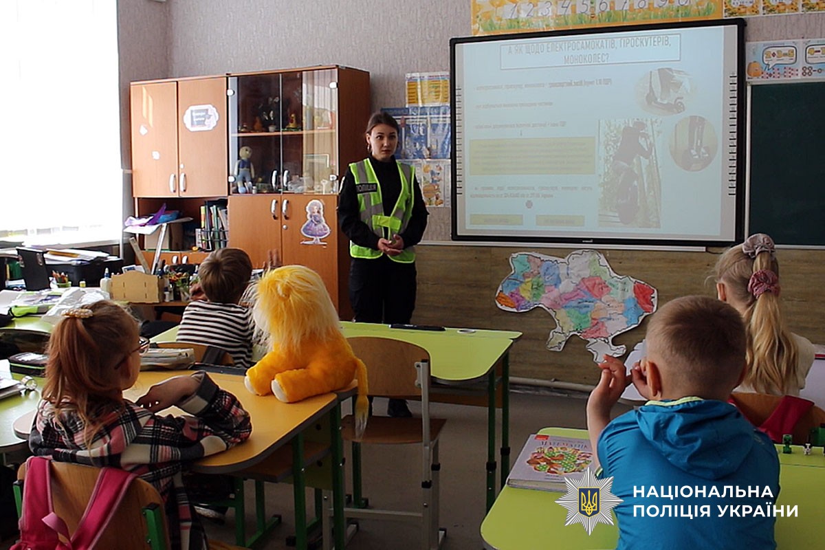 На Миргородщині ювенальні поліцейські провели для школярів безпековий захід щодо дотримання Правил дорожнього руху