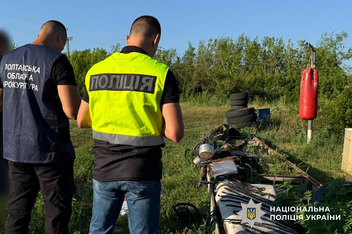 Працівники поліції та представники прокуратури проводять слідчі дії.