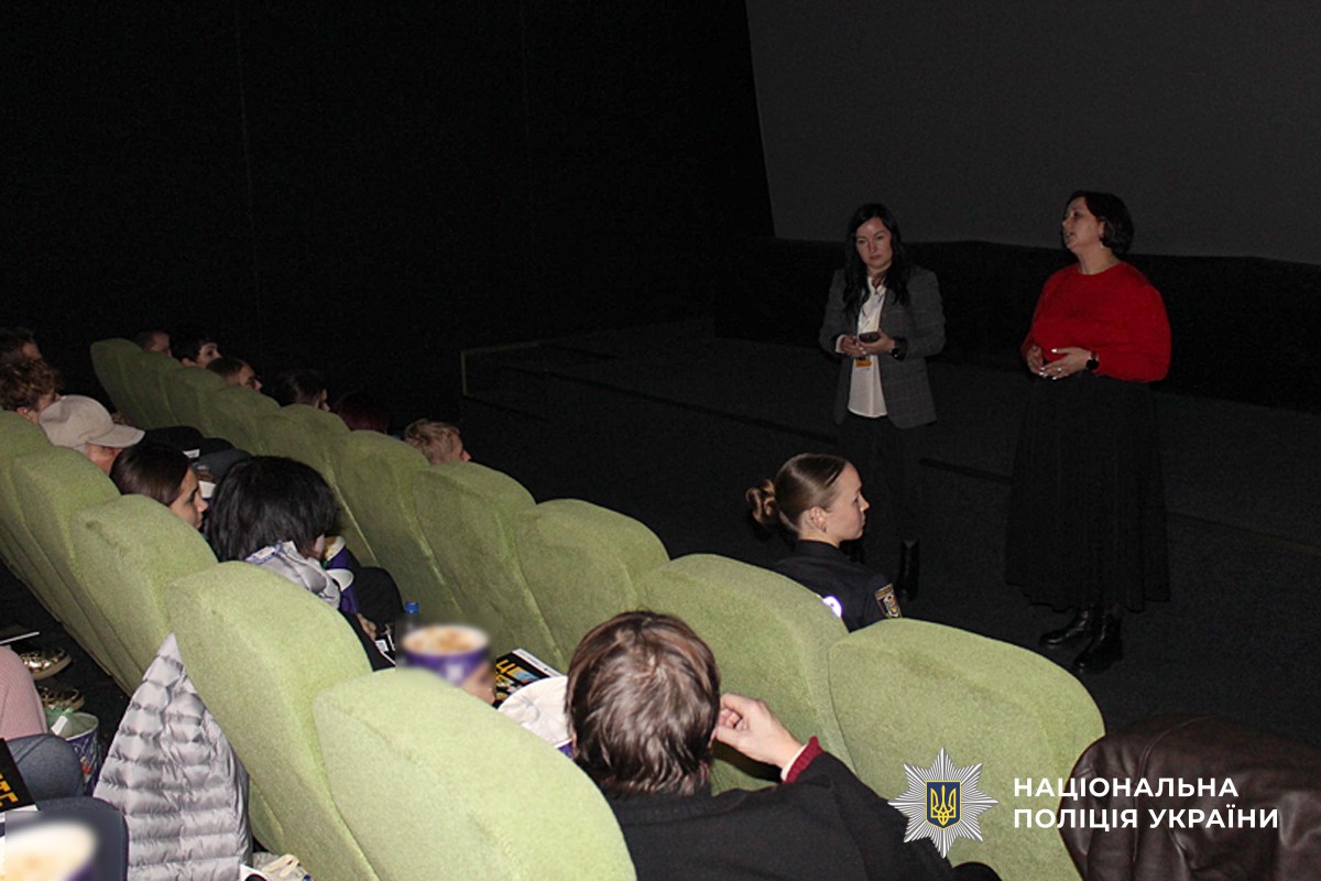 спілкування гостей із відвідувачами театру