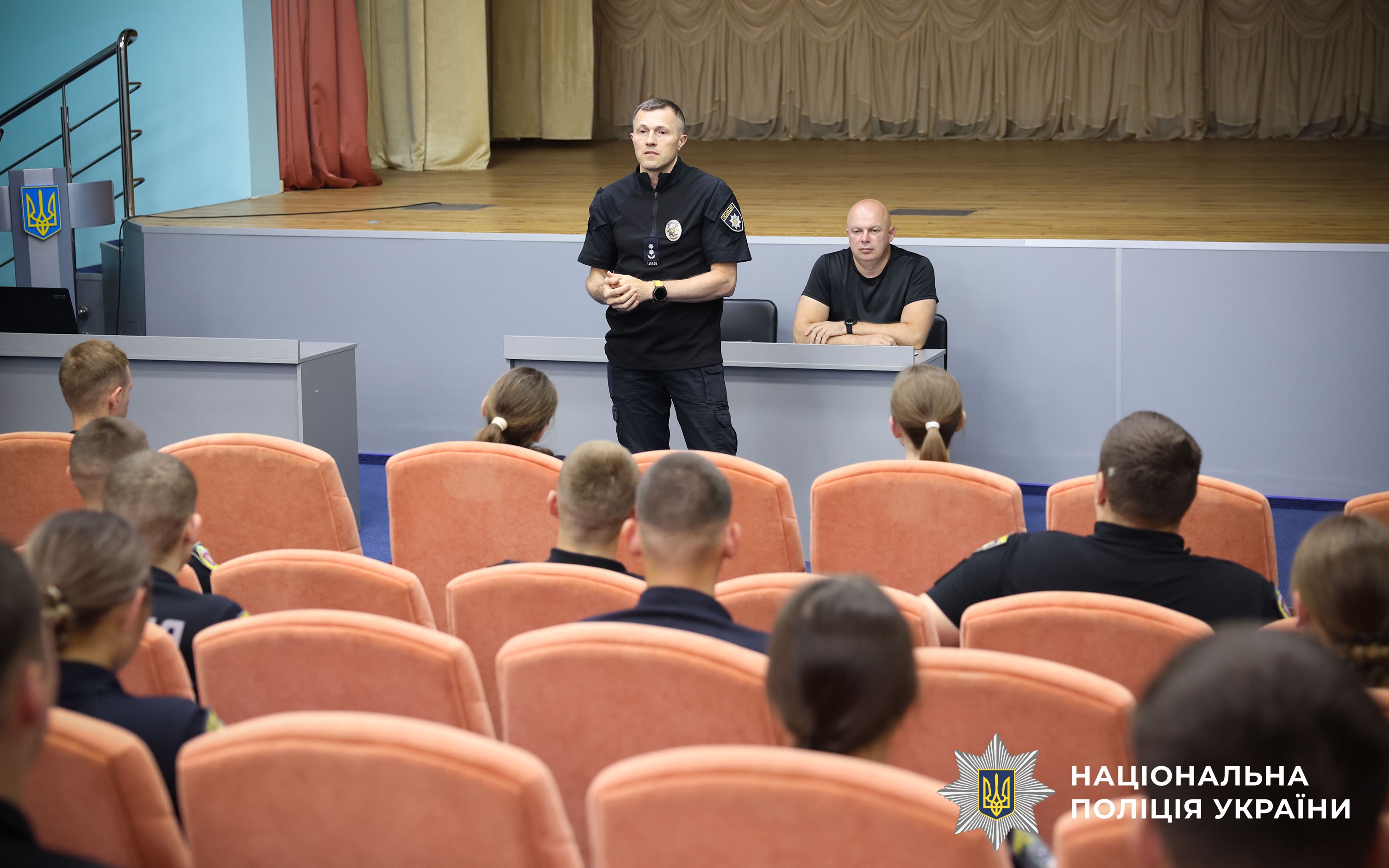 Перед курсантами виступає Андрій Черніков