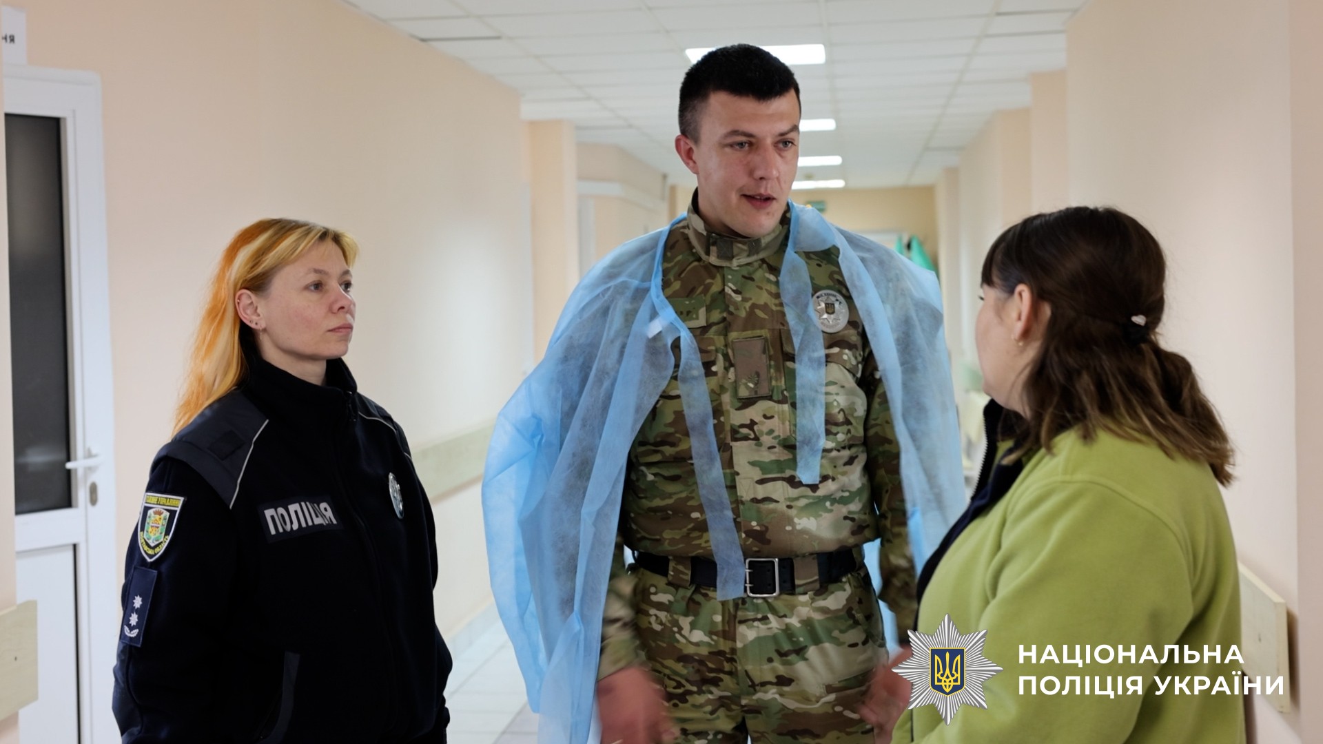 Поліцейські спілкуються з лікарями