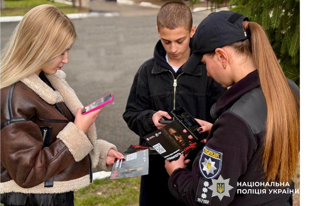 Діти розглядають тематичну листівку