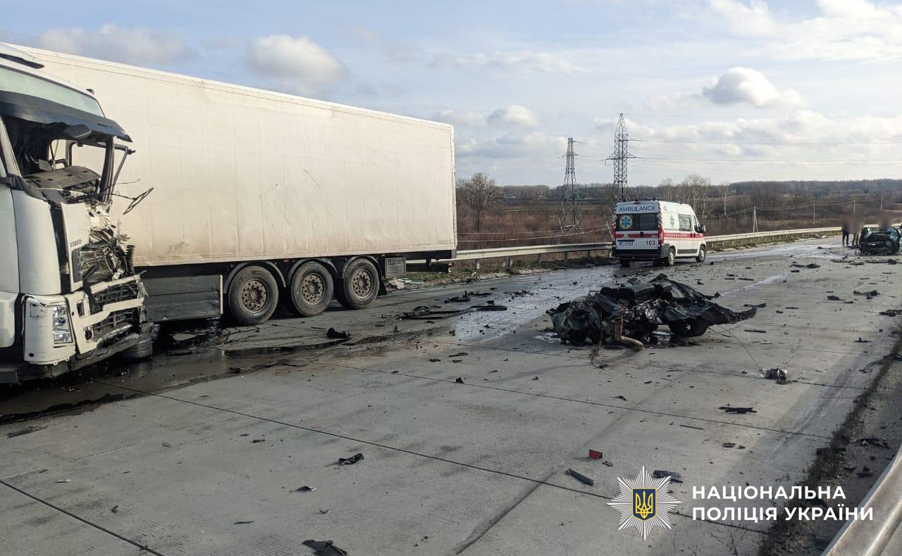 Розтрощений легковик та пошкоджена вантажівка