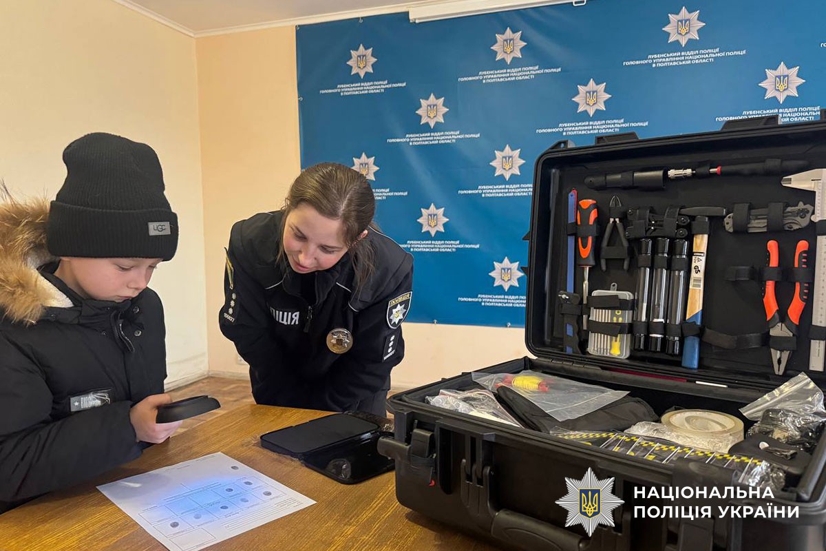 Другокласники Лубенської гімназії імені Героя України Віри Роїк завітали до Лубенського райвідділу поліції, де для них провели пізнавальну інтерактивну екскурсію. 