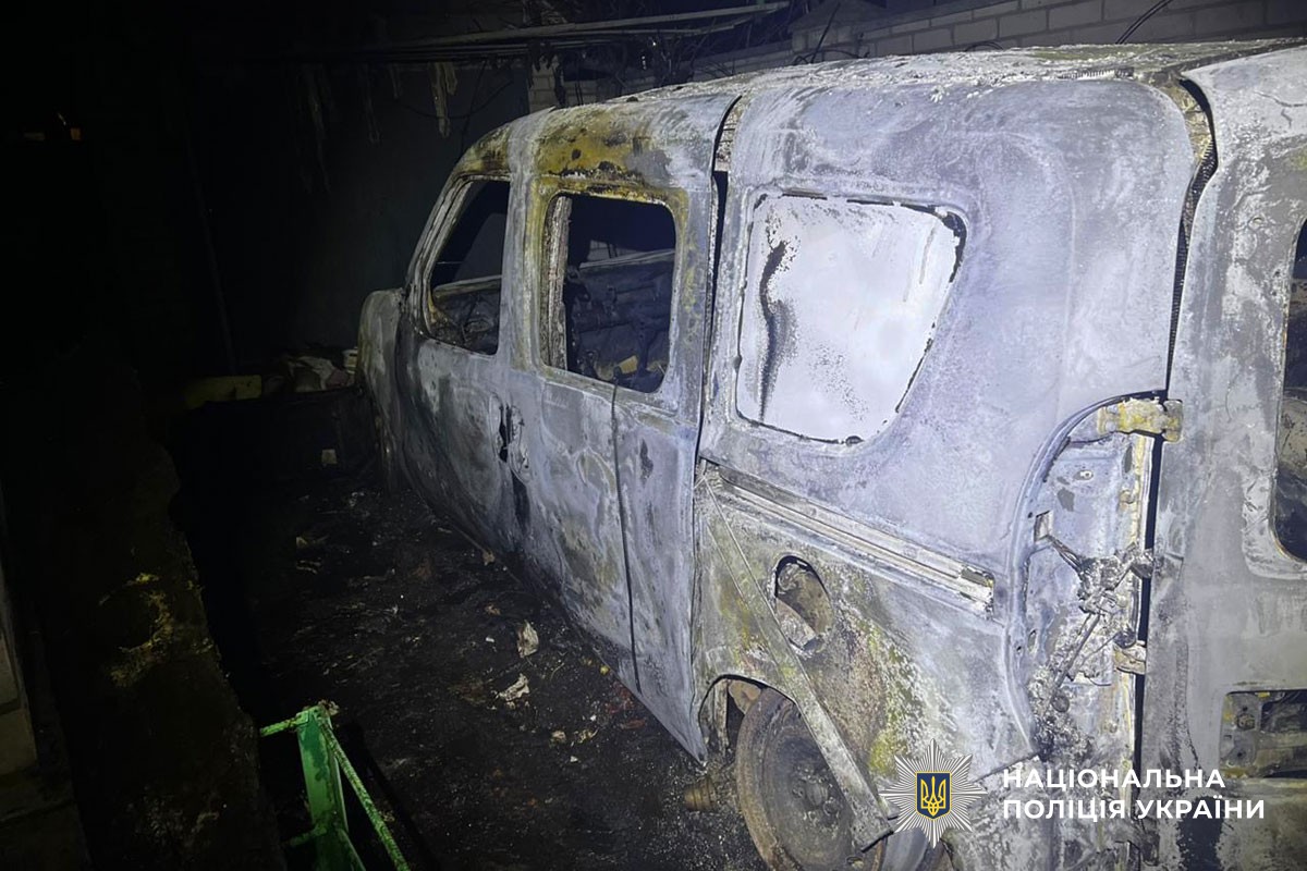 У скоєнні підпалу двох легкових автомобілів поліцейські обґрунтовано підозрюють місцевого мешканця. Йому вже повідомили про підозру та судом обрано запобіжний захід – тримання під вартою.