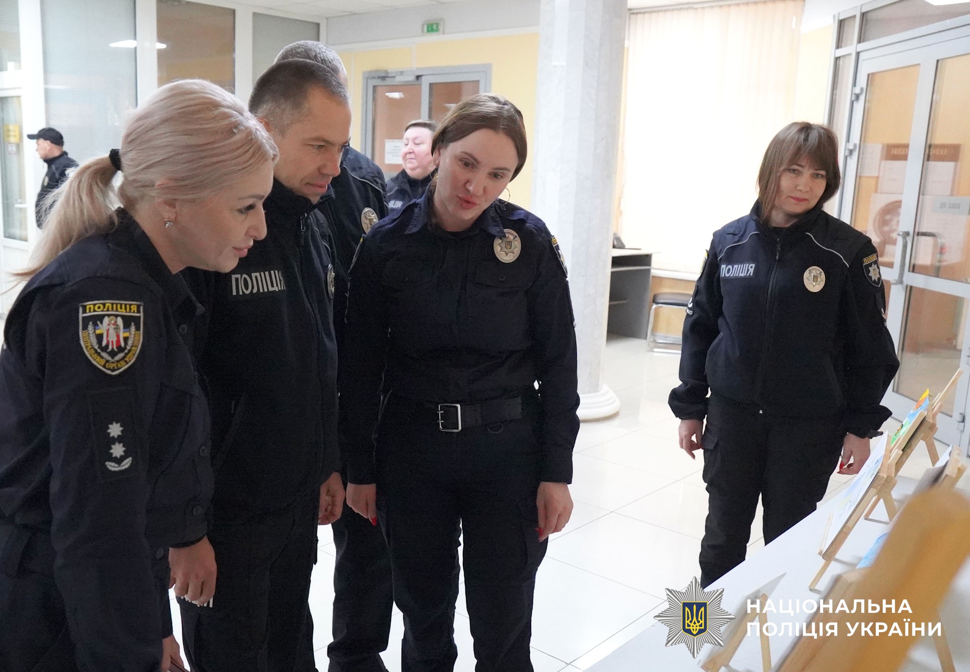 Поліцейські на виставці малюнків захисників та захисниць