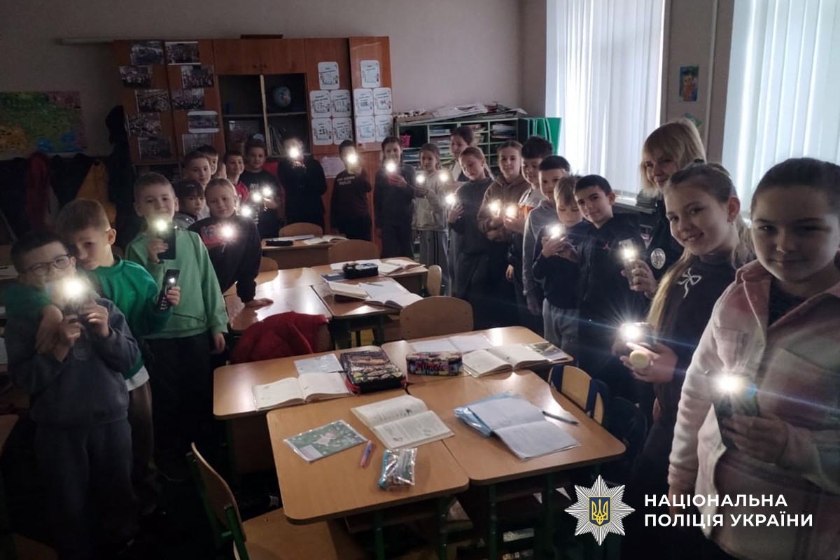 Діти з ліхтариками